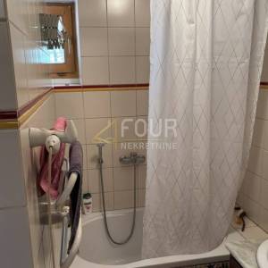 Otok Rab, Banjol, 112.25m2, 2 stana, okućnica