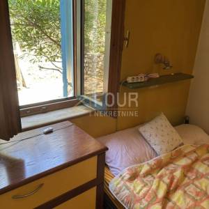 Otok Rab, Banjol, 112.25m2, 2 stana, okućnica