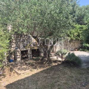 Otok Rab, Banjol, 112.25m2, 2 stana, okućnica