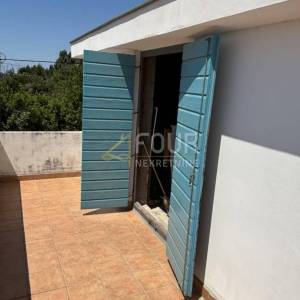 Otok Rab, Banjol, 112.25m2, 2 stana, okućnica