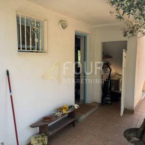 Otok Rab, Banjol, 112.25m2, 2 stana, okućnica