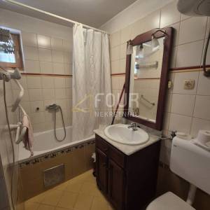 Otok Rab, Banjol, 112.25m2, 2 stana, okućnica