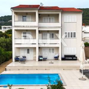 OTOK RAB, BANJOL - Apartmanska kuća, bazen, parking, pogled na more