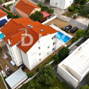 OTOK RAB, BANJOL - Apartmanska kuća, bazen, parking, pogled na more