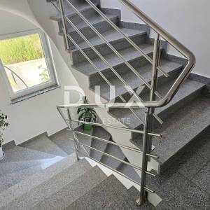 OTOK RAB, BANJOL - Apartmanska kuća, bazen, parking, pogled na more
