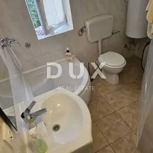 OTOK RAB, BANJOL - Apartmanska kuća, bazen, parking, pogled na more