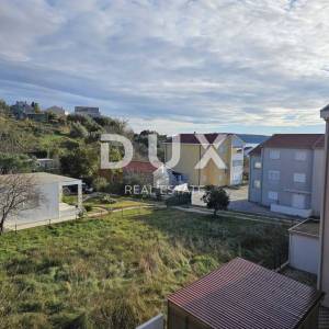 OTOK RAB, BANJOL - Dvoetažni stan s galerijom blizu mora