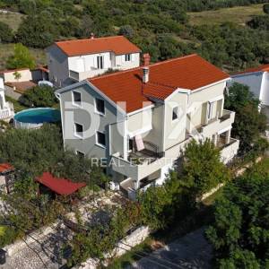 OTOK RAB, BANJOL - Odlična kuća s okućnicom i pogledom na more