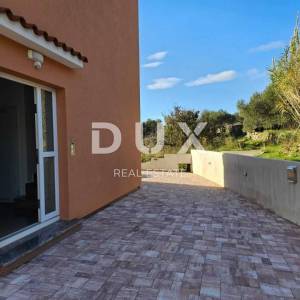 OTOK RAB, BANJOL - PRILIKA! Stan u prizemlju, 1S+DB + PARKING + 250m od mora