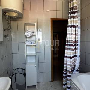 Otok Rab, Banjol, samostojeća kuća s 6 apartmana i bazenom
