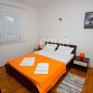 Otok Rab, Banjol, samostojeća kuća s 6 apartmana i bazenom