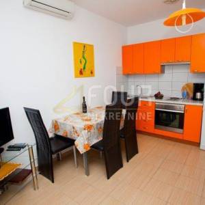 Otok Rab, Banjol, samostojeća kuća s 6 apartmana i bazenom