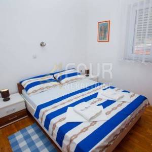 Otok Rab, Banjol, samostojeća kuća s 6 apartmana i bazenom
