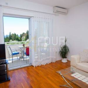 Otok Rab, Banjol, samostojeća kuća s 6 apartmana i bazenom