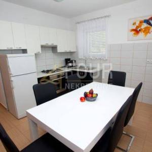 Otok Rab, Banjol, samostojeća kuća s 6 apartmana i bazenom