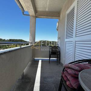 Otok Rab, Banjol, samostojeća kuća s 6 apartmana i bazenom