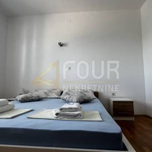Otok Rab, Banjol, samostojeća kuća s 6 apartmana i bazenom