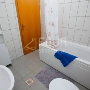 Otok Rab, Banjol, samostojeća kuća s 6 apartmana i bazenom