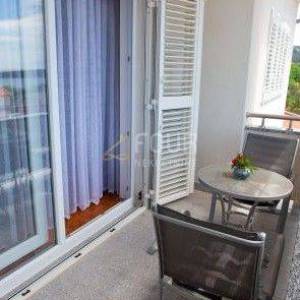 Otok Rab, Banjol, samostojeća kuća s 6 apartmana i bazenom