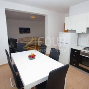 Otok Rab, Banjol, samostojeća kuća s 6 apartmana i bazenom