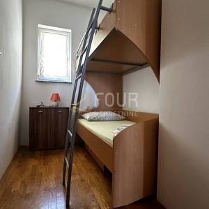 Otok Rab, Banjol, samostojeća kuća s 6 apartmana i bazenom
