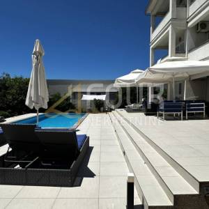 Otok Rab, Banjol, samostojeća kuća s 6 apartmana i bazenom