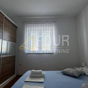 Otok Rab, Banjol, samostojeća kuća s 6 apartmana i bazenom