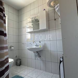 Otok Rab, Banjol, samostojeća kuća s 6 apartmana i bazenom