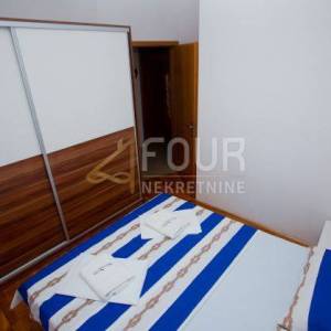 Otok Rab, Banjol, samostojeća kuća s 6 apartmana i bazenom