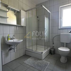 Otok Rab, Banjol, samostojeća kuća s 6 apartmana i bazenom
