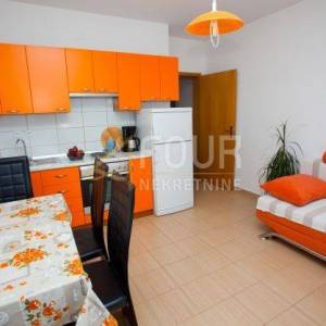 Otok Rab, Banjol, samostojeća kuća s 6 apartmana i bazenom