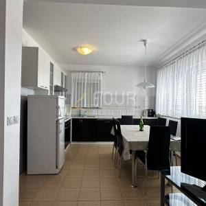 Otok Rab, Banjol, samostojeća kuća s 6 apartmana i bazenom