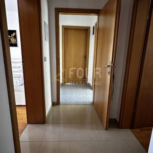 Otok Rab, Banjol, samostojeća kuća s 6 apartmana i bazenom