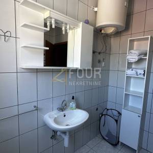 Otok Rab, Banjol, samostojeća kuća s 6 apartmana i bazenom