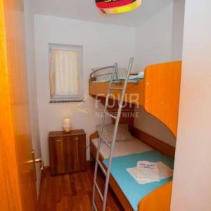 Otok Rab, Banjol, samostojeća kuća s 6 apartmana i bazenom