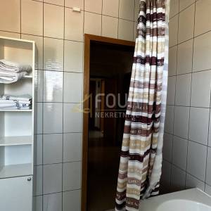 Otok Rab, Banjol, samostojeća kuća s 6 apartmana i bazenom