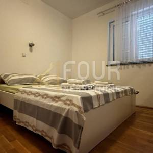 Otok Rab, Banjol, samostojeća kuća s 6 apartmana i bazenom