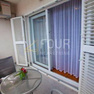 Otok Rab, Banjol, samostojeća kuća s 6 apartmana i bazenom