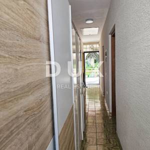 OTOK RAB, BARBAT - Samostojeća kuća s apartmanima i garažom, SAMO 130 m od mora!
