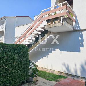 OTOK RAB, BARBAT - Samostojeća kuća s apartmanima i garažom, SAMO 130 m od mora!