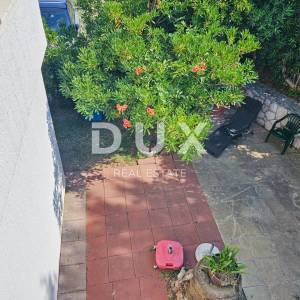 OTOK RAB, BARBAT - Samostojeća kuća s apartmanima i garažom, SAMO 130 m od mora!