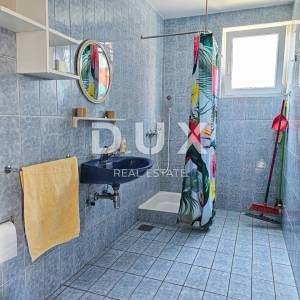 OTOK RAB, BARBAT - Samostojeća kuća s apartmanima i garažom, SAMO 130 m od mora!