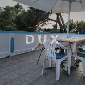 OTOK RAB, BARBAT - Samostojeća apartmanska kuća na odličnoj lokaciji