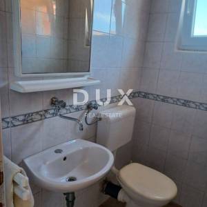 OTOK RAB, BARBAT - Samostojeća apartmanska kuća na odličnoj lokaciji