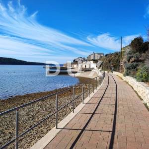 OTOK RAB, BARBAT - Samostojeća apartmanska kuća na odličnoj lokaciji
