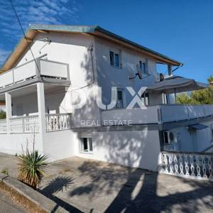 OTOK RAB, BARBAT - Samostojeća apartmanska kuća na odličnoj lokaciji