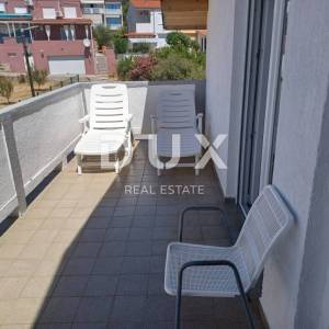 OTOK RAB, BARBAT - Samostojeća apartmanska kuća na odličnoj lokaciji