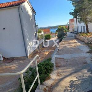 OTOK RAB, BARBAT - Samostojeća apartmanska kuća na odličnoj lokaciji