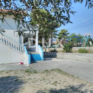 OTOK RAB, BARBAT - Samostojeća apartmanska kuća na odličnoj lokaciji