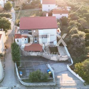 OTOK RAB, BARBAT - Stan u prizemlju s parkingom i zajedničkim bazenom